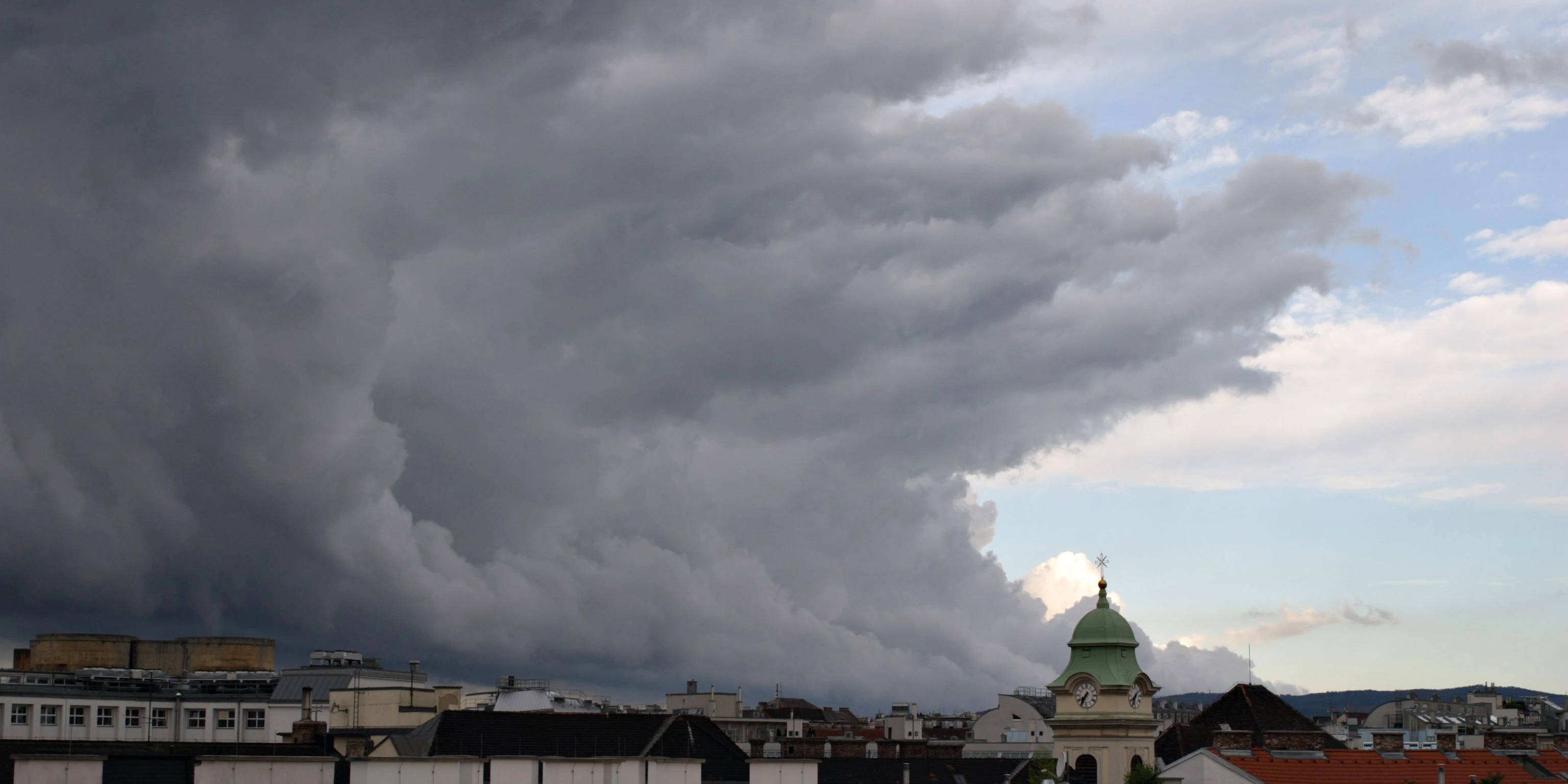 Erst 34 Grad, dann wütet starkes Unwetter in Österreich - Vimarsana News