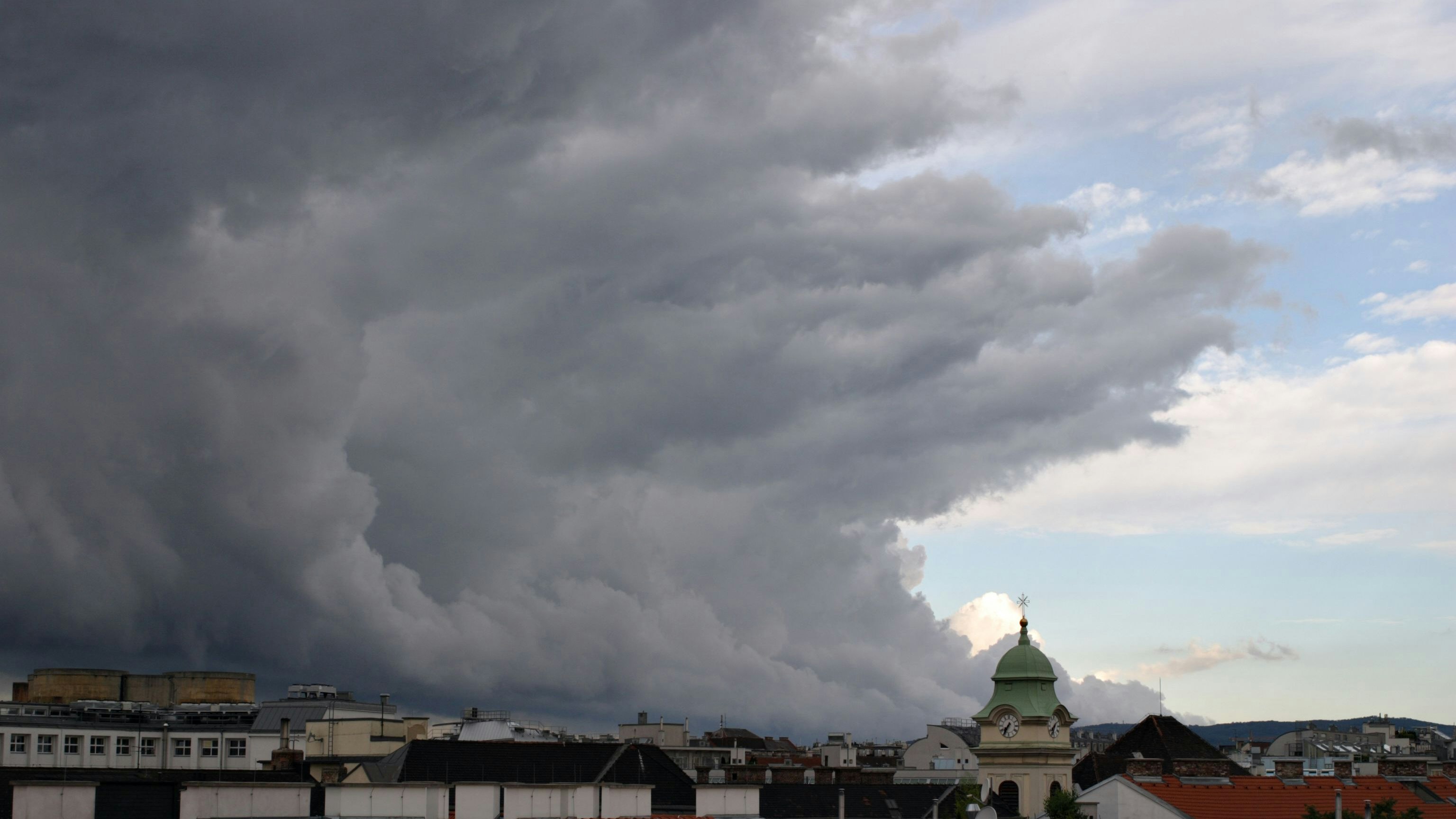 Dunkle Wolken ziehen über Wien auf. Auch im Osten drohen Gewitter. Symbolbild