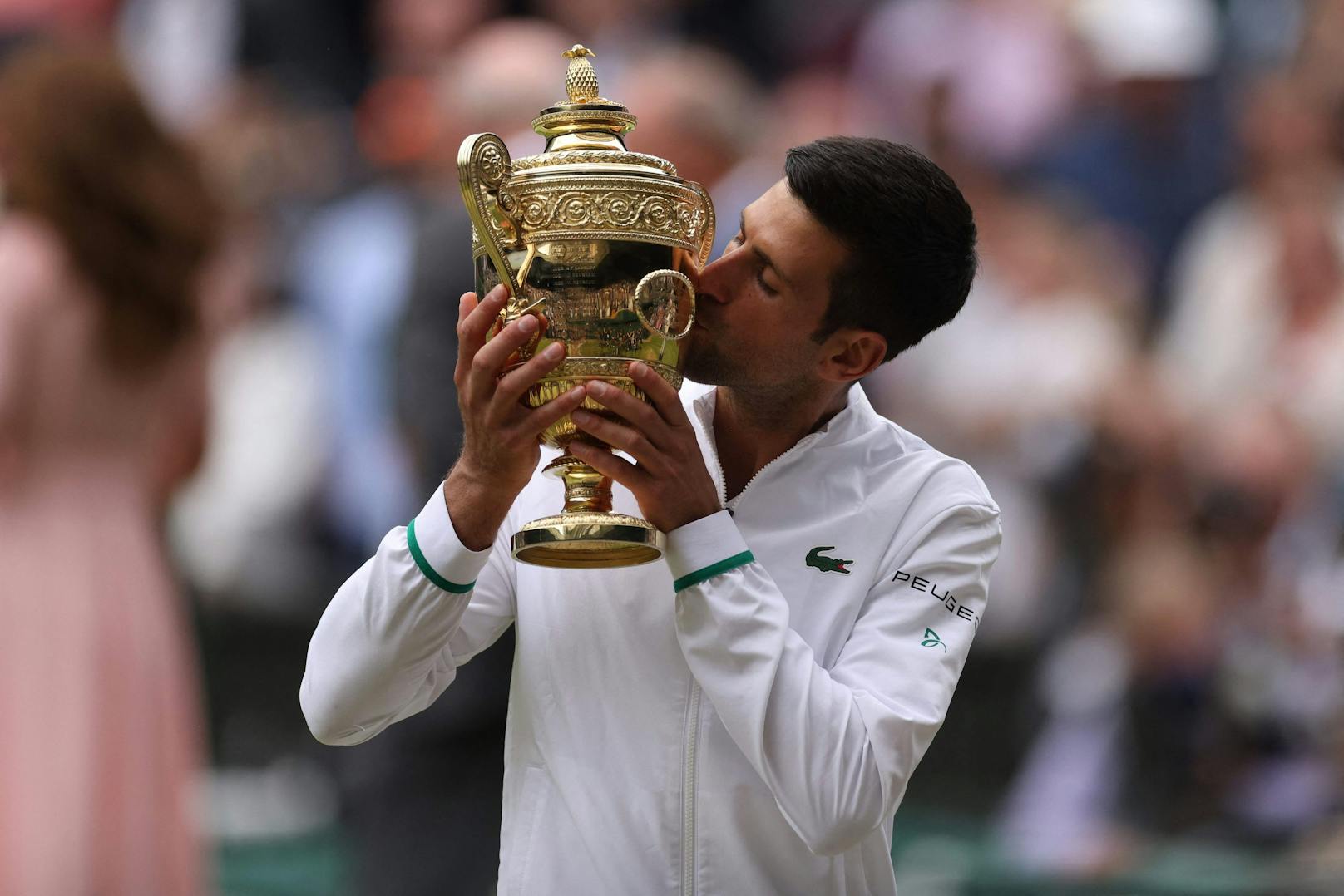 Novak Djokovic mit seiner sechsten Wimbledon-Trophäe.