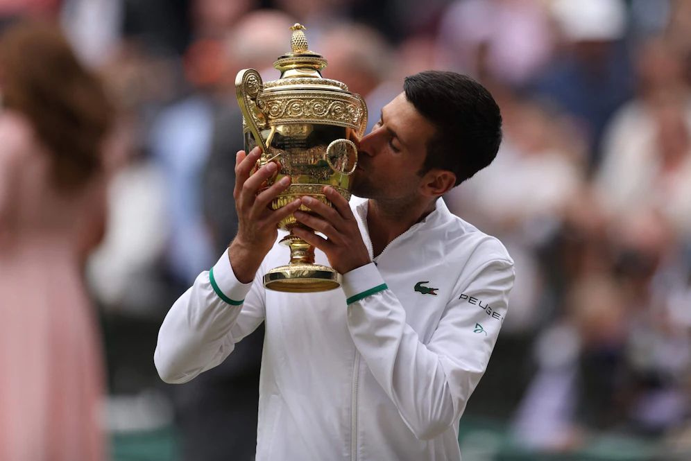 Novak Djokovic mit seiner sechsten Wimbledon-Trophäe.