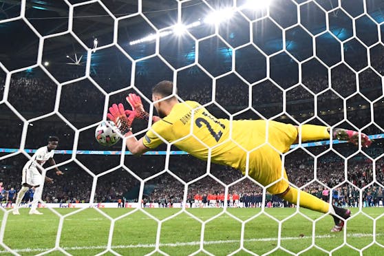 Gianluigi Donnarumma hält den entscheidenden Elfmeter gegen Bukayo Saka.