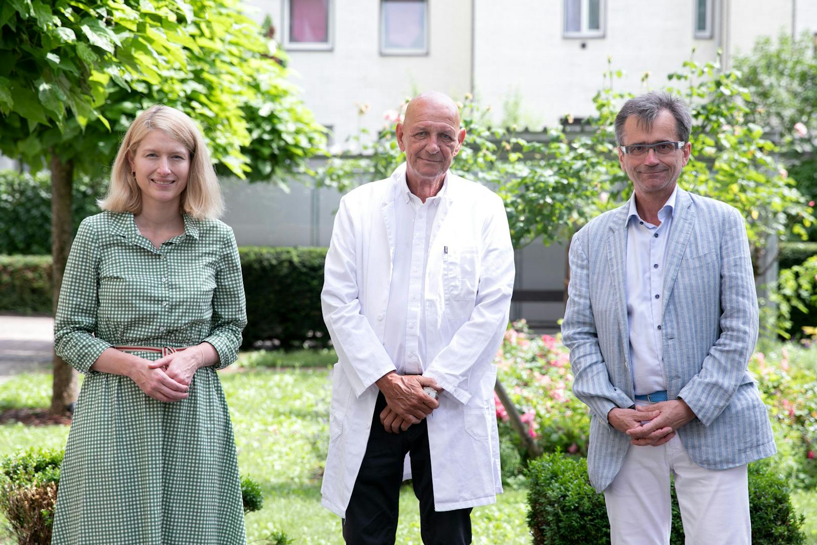 Dr. Wolfgang Wiesmayr (Bildmitte mit LH-Stv. Christine Haberlander und Ärztekammerpräsident Peter Niedermoser) hat schon 1.505 Oberösterreicher gegen Corona geimpft. 
