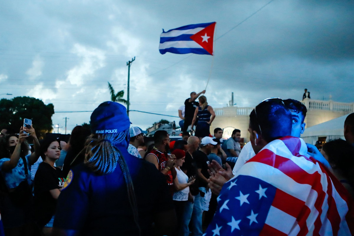 Download von www.picturedesk.com am 12.07.2021 (12:51).  TOPSHOT - People demonstrate, some holding Cuban and US National flags, during a protest against the Cuban government in Miami on July 11, 2021. - Thousands of Cubans across the country took part in rare protests July 11, 2021, against the communist government, marching through several towns chanting, "Down with the dictatorship" and "We want liberty." The demonstrations started spontaneously in the morning, as the country endures its worst economic crisis in 30 years. The only authorized gatherings are normally Communist Party events. (Photo by Eva Marie UZCATEGUI / AFP) - 20210711_PD17829 - Rechteinfo: Rights Managed (RM) Nur für redaktionelle Nutzung! Werbliche Nutzung erfordert Freigabe: bitte schicken Sie uns eine Anfrage.