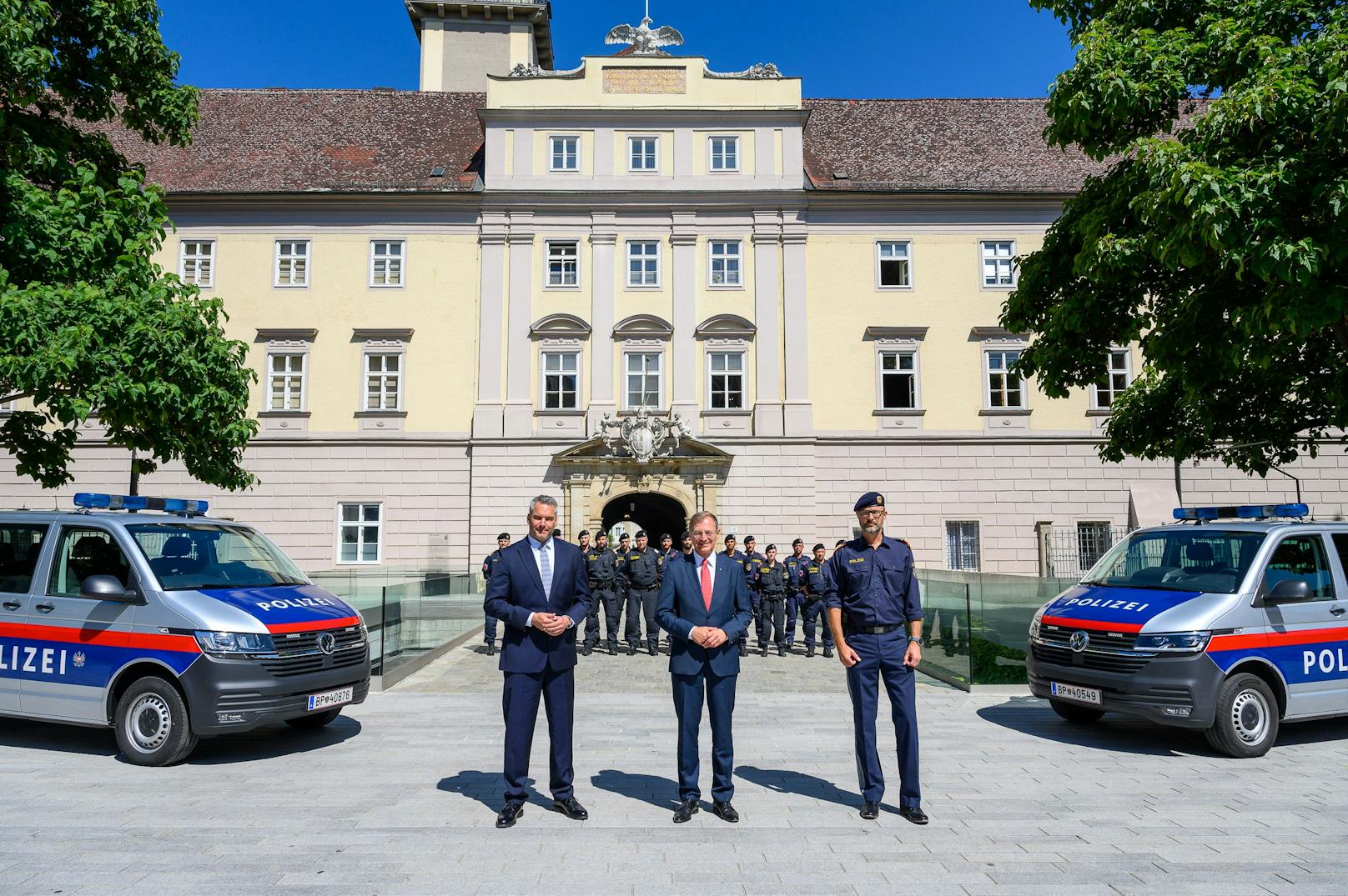 OÖ bekommt eine neue Polizeieinheit. Minister Nehammer, LH Stelzer und Polizei-Chef Pilsl (v.l.n.r.) stellten sie in Linz vor.