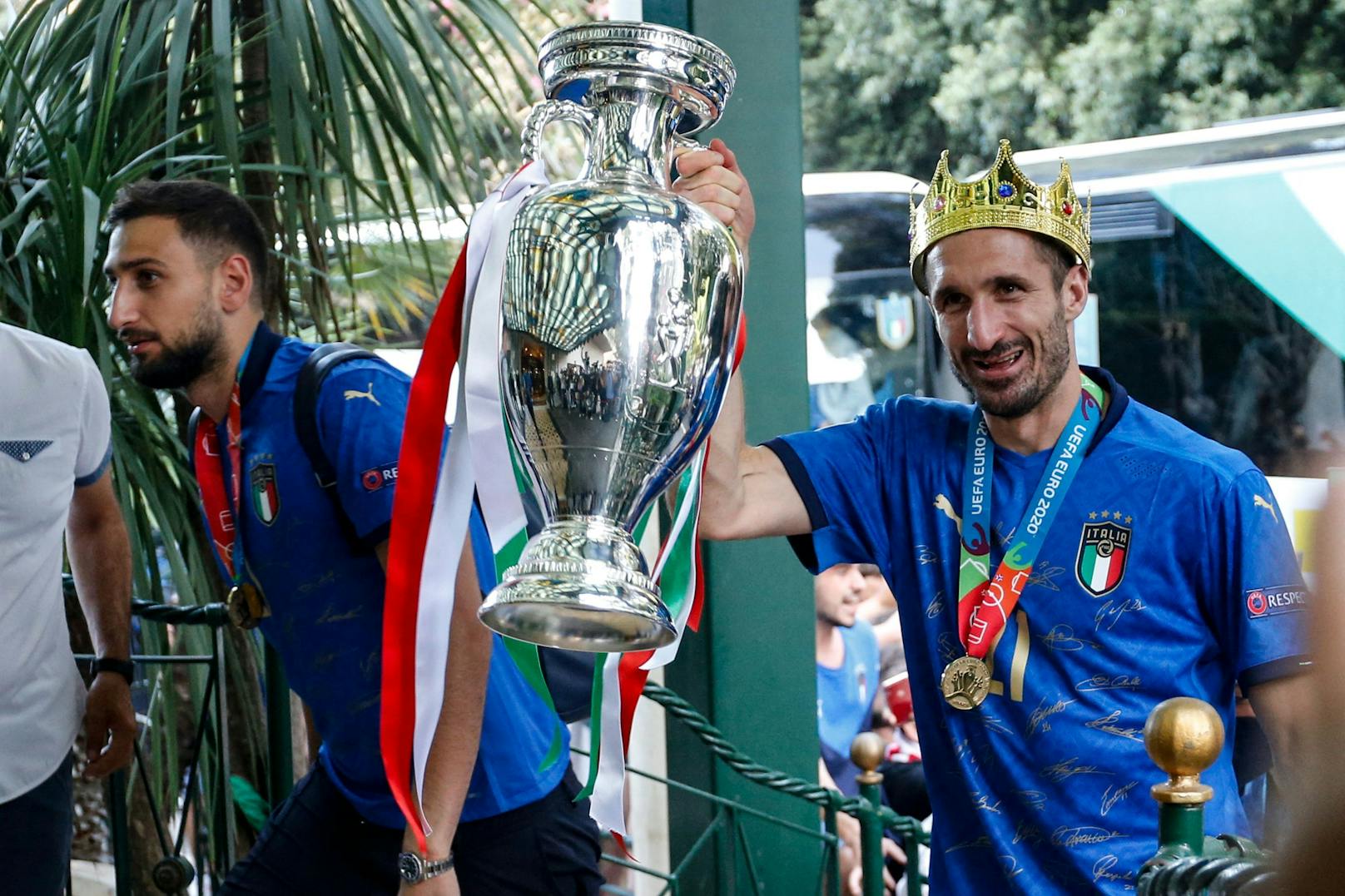 Gianluigi Donnarumma und Giorgio Chiellini bringen den Pokal nach Italien.