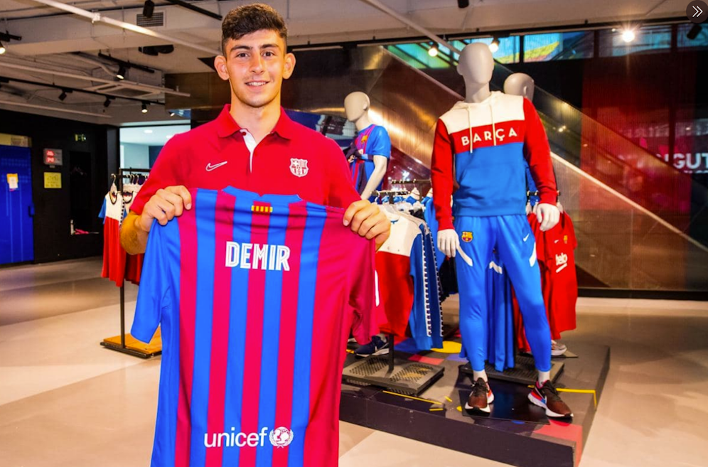 Yusuf Demir mit seinem Barcelona-Trikot