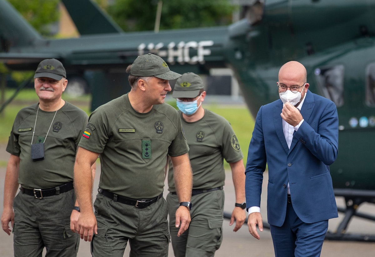 EU-Ratschef Charles Michel ist besorgt angesichts der gespannten Lage an der Grenze. "Wir verurteilen alle Versuche, illegale Migration zu instrumentalisieren, um Druck auf die EU-Mitgliedstaaten auszuüben", sagte er bei einem Besuch in Litauen. 