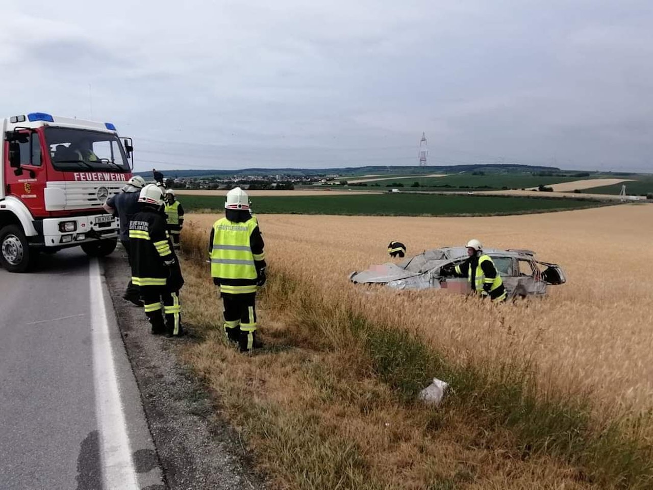 Heute.at - Lenker (45) nach Pkw-Salto schwer verletzt