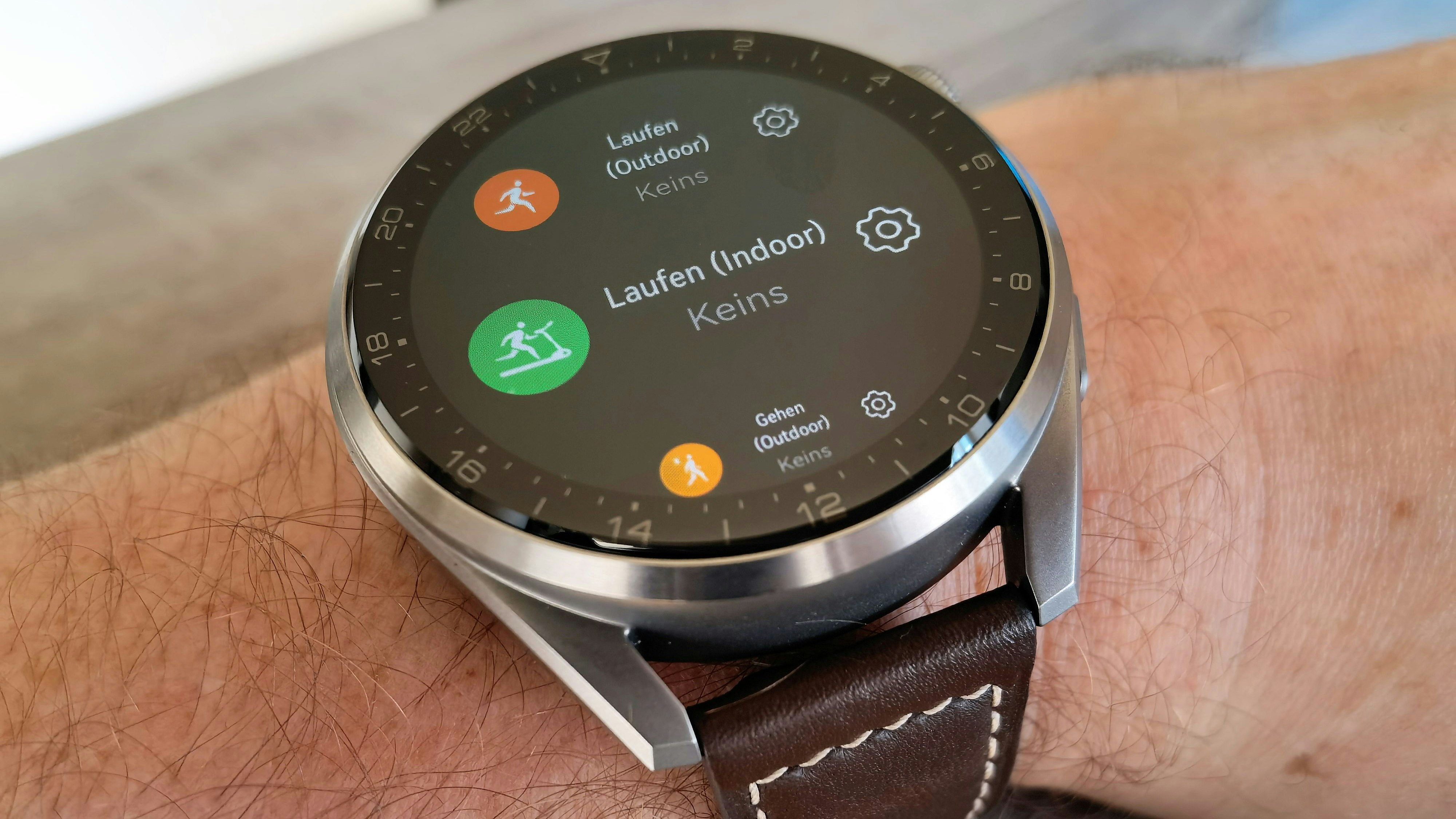 Der Grund für das größere Auftreten im Vergleich mit dem Standard-Modell ist auch eine schwarze Lünette mit Minuten-Linien, die sich um das Display legt. 