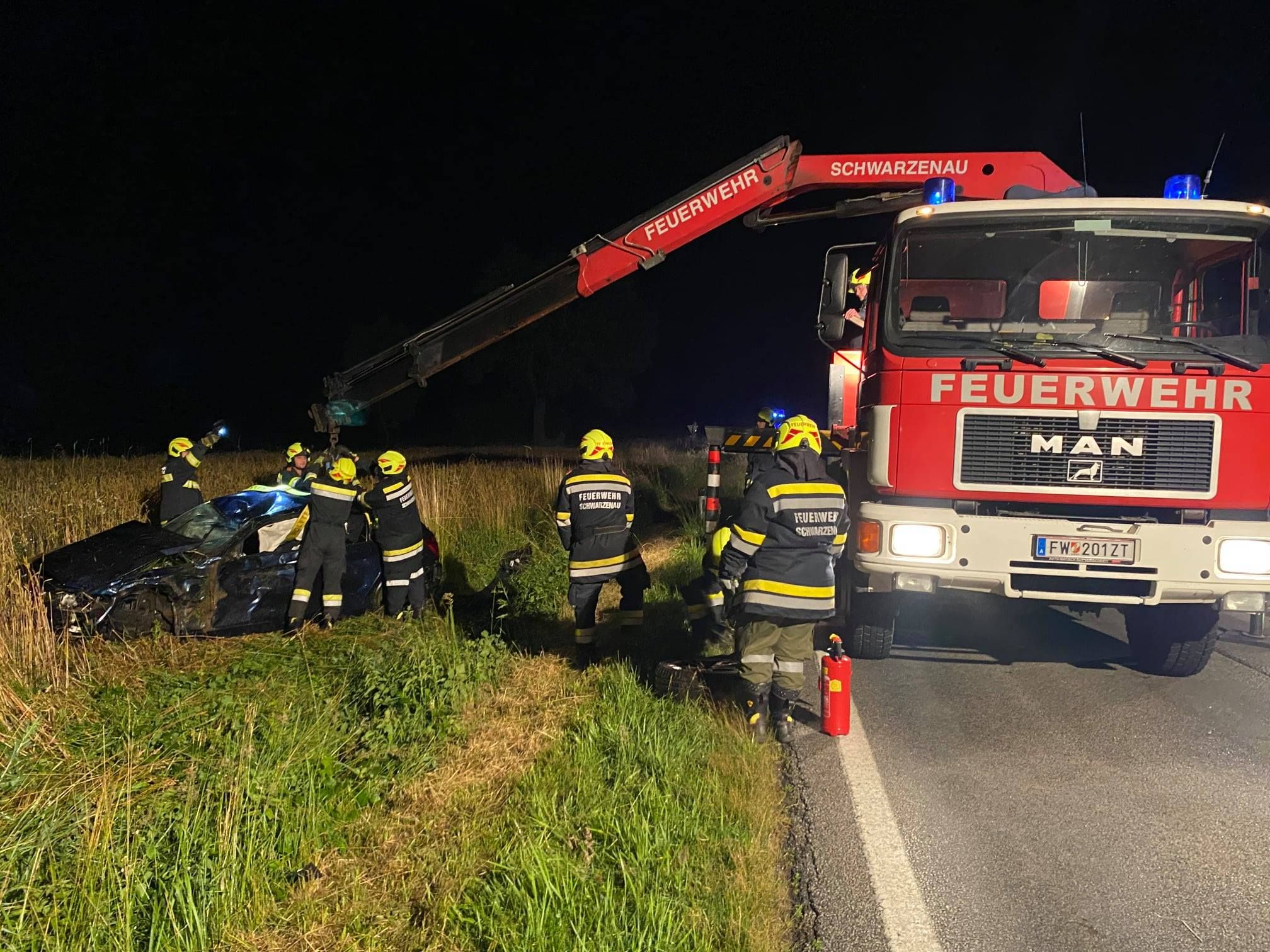Die Feuerwehr hob das Wrack mit dem Ladekran auf.