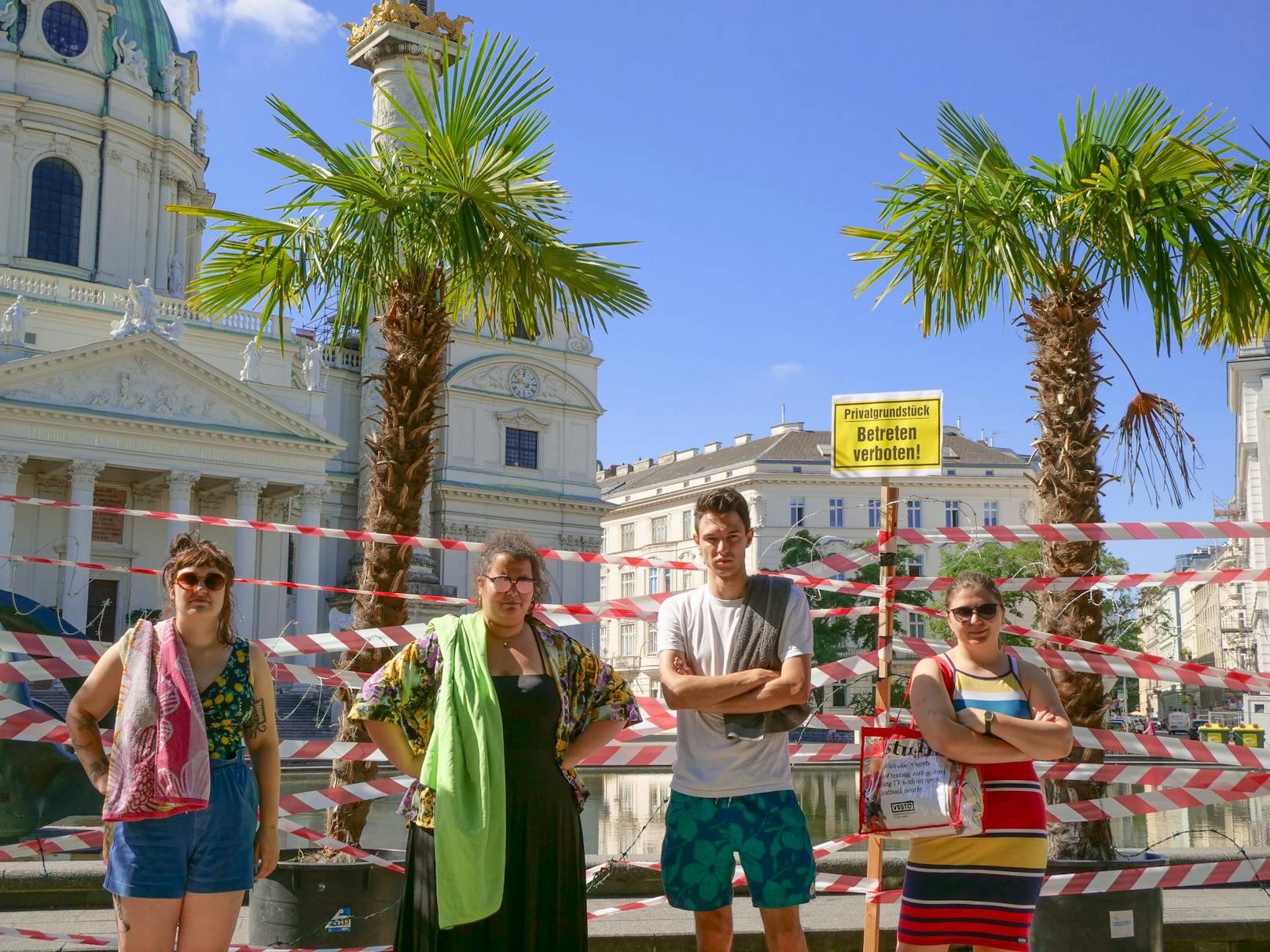 Die Sozialistische Jugend sperrte bei einer Medienaktion den Karlsplatz-Teich, um auf Forderungen für mehr freie Seezugänge in Österreich aufmerksam zu machen.