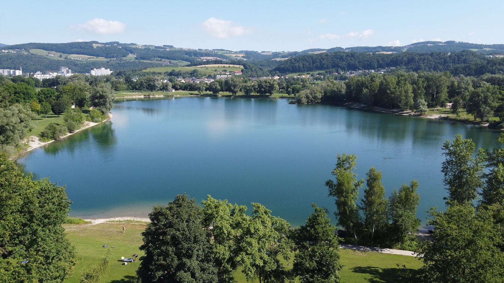 Ein beliebter Ort für die Würmer – der Pleschinger See in Linz-Urfahr