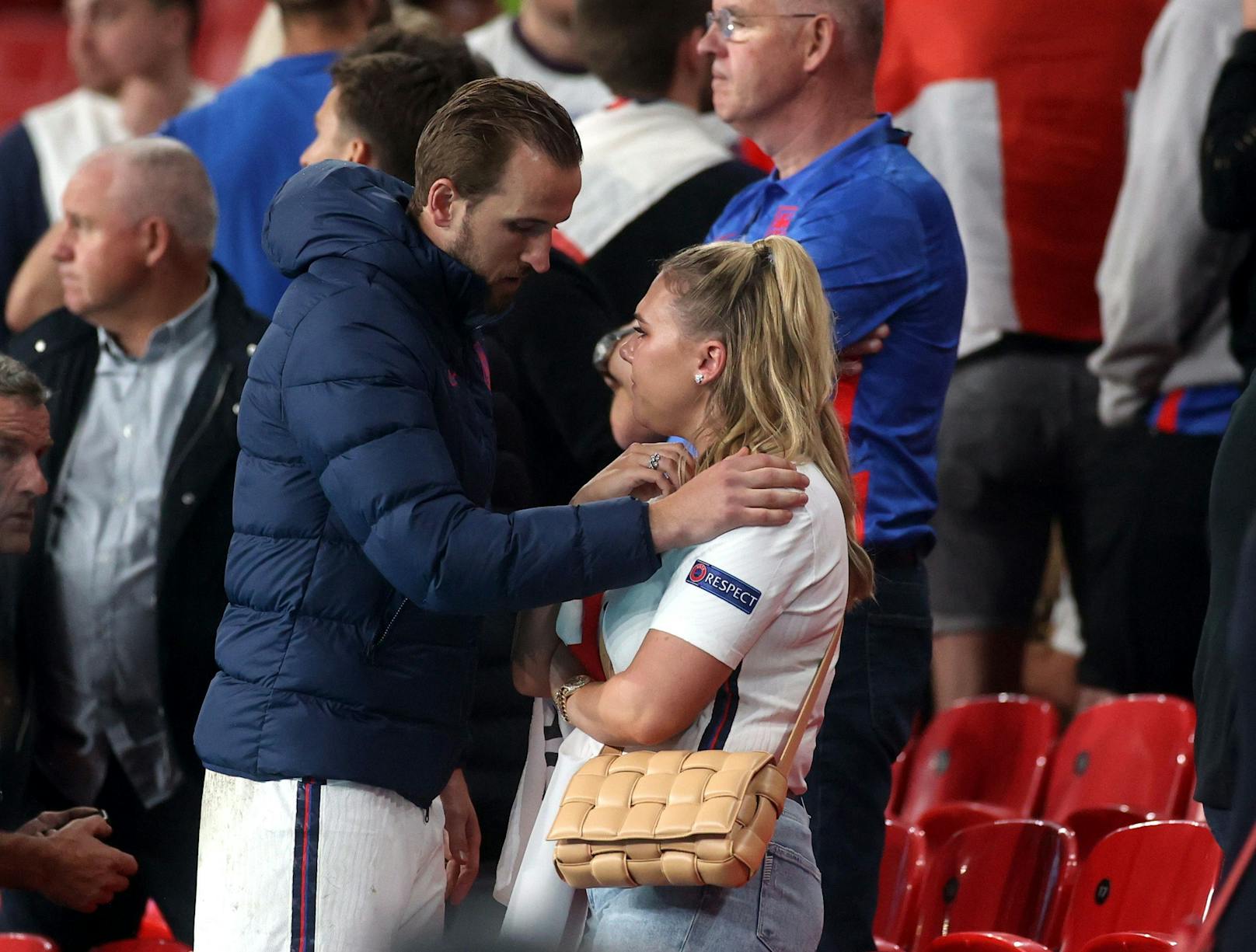 England-Kapitän Harry Kane tröstet seine Ehefrau Kate