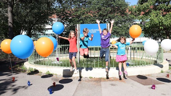 Von links nach rechts: Felix (9), Ludwig (9), Paul (11) und Jolante (7) freuen sich das die Kinderuni endlich losgeht.