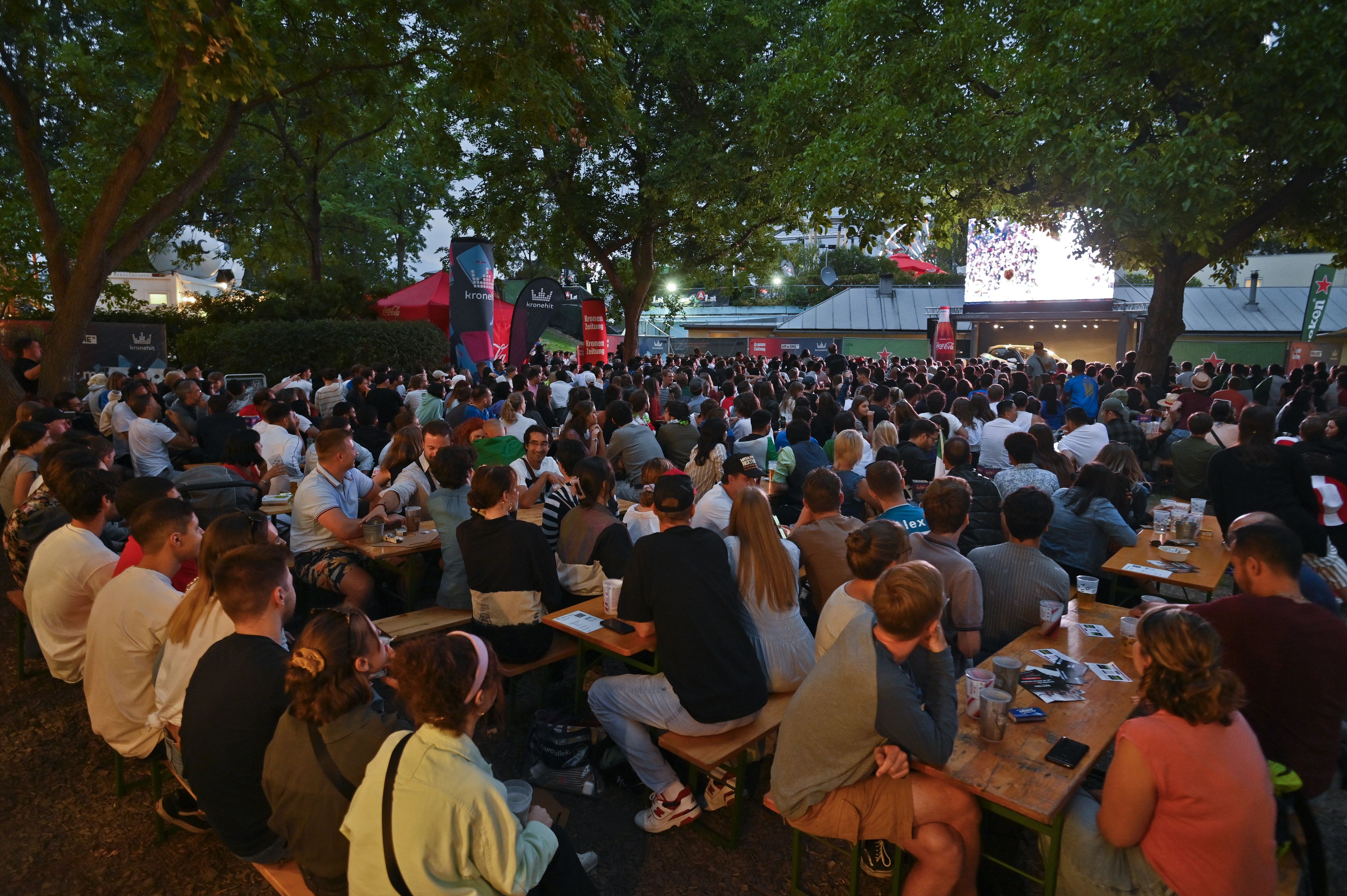 In Wien wohnten Hunderte beim Public Viewing dem EM-Finalsieg Italiens gegen die Engländer bei. Auf Grund der 3G-Regel sollte es zu keinen Corona-Ansteckungen gekommen sein.