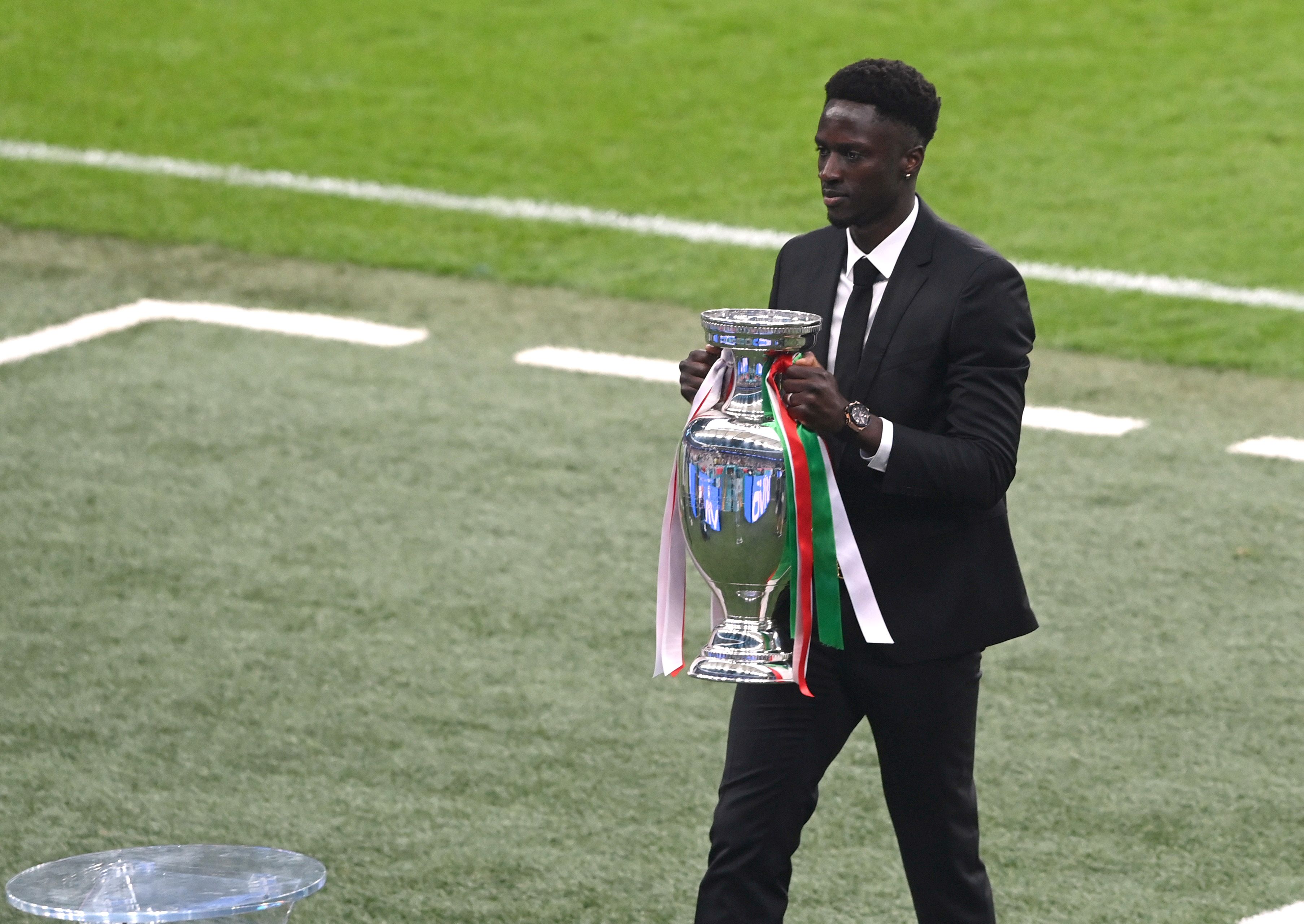 Eder mit dem EM-Pokal