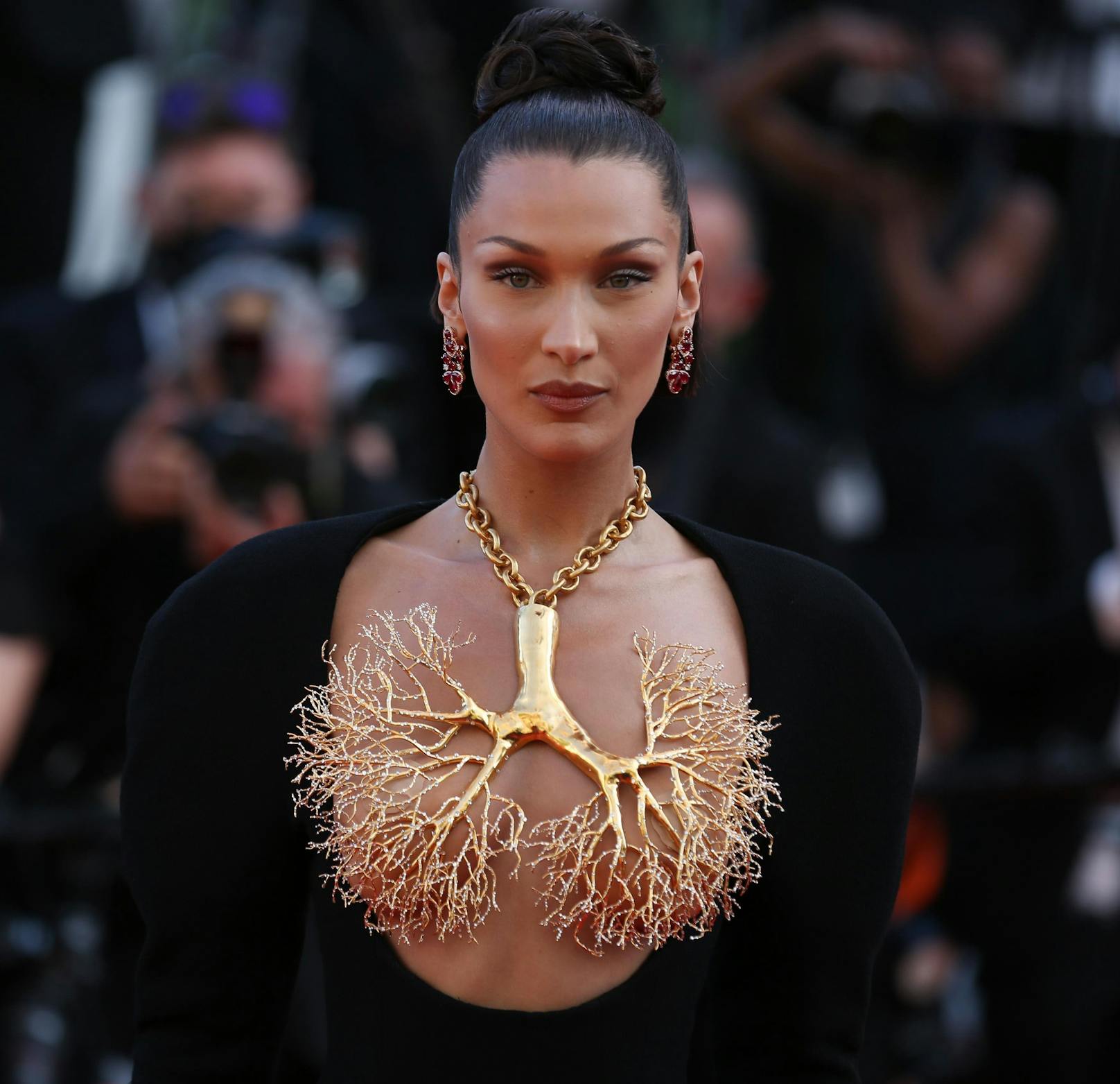 Dabei bleibt einem die Luft weg. Bella Hadid präsentiert sich bei den Filmfestspielen in Cannes 2021 mit einer goldenen Lunge um den Hals.