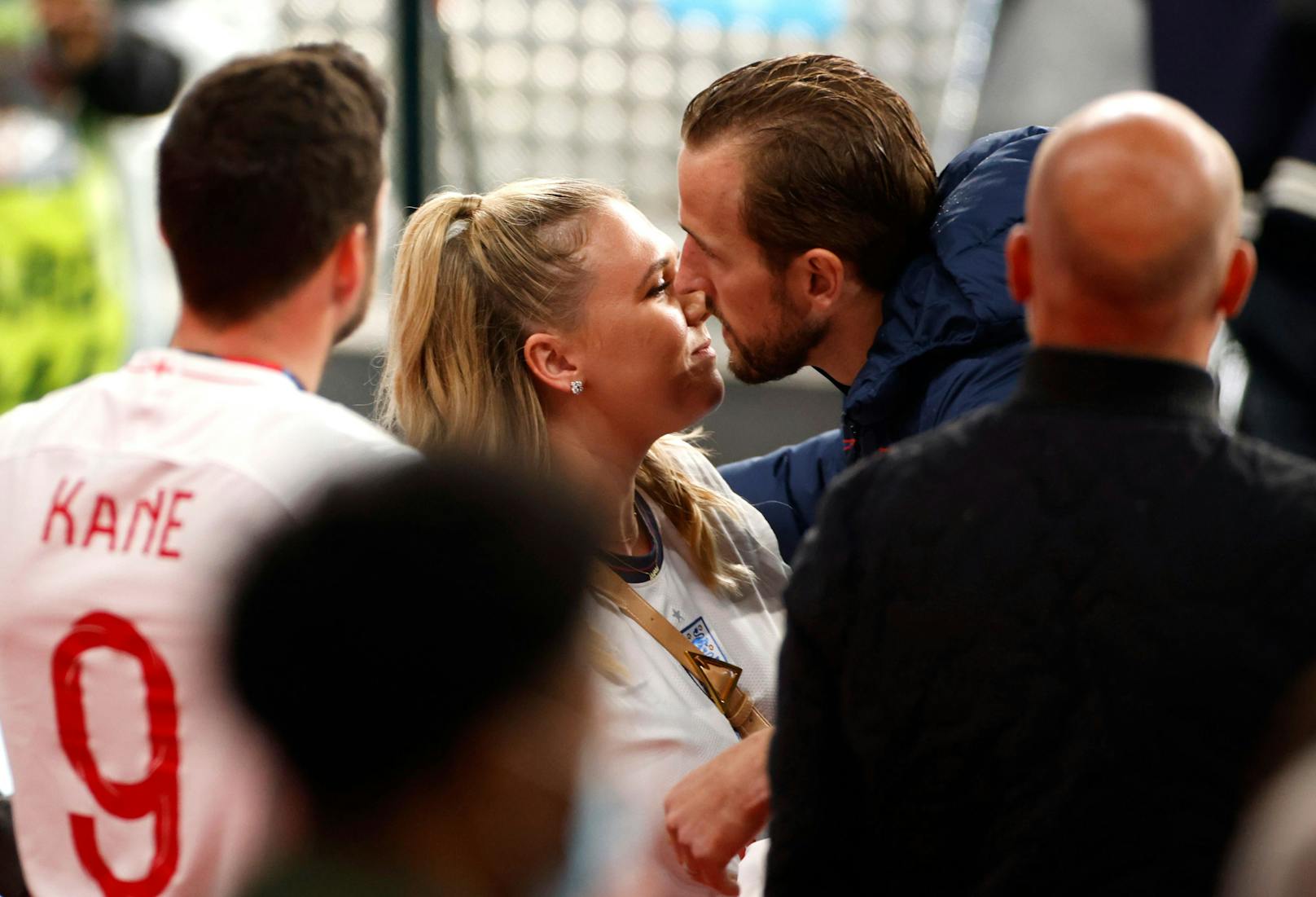 England-Kapitän Harry Kane tröstet seine Ehefrau Kate