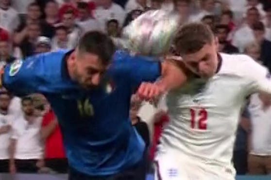 Der Ball springt von Cristantes Ärmel ab. Sein Ellbogen ist im Gesicht von Trippier.