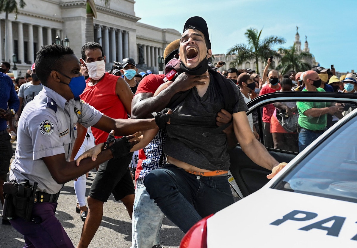 Download von www.picturedesk.com am 12.07.2021 (12:52).  TOPSHOT - A man is arrested during a demonstration against the government of Cuban President Miguel Diaz-Canel in Havana, on July 11, 2021. - Thousands of Cubans took part in rare protests Sunday against the communist government, marching through a town chanting "Down with the dictatorship" and "We want liberty." (Photo by YAMIL LAGE / AFP) - 20210711_PD17056 - Rechteinfo: Rights Managed (RM) Nur für redaktionelle Nutzung! Werbliche Nutzung erfordert Freigabe: bitte schicken Sie uns eine Anfrage.