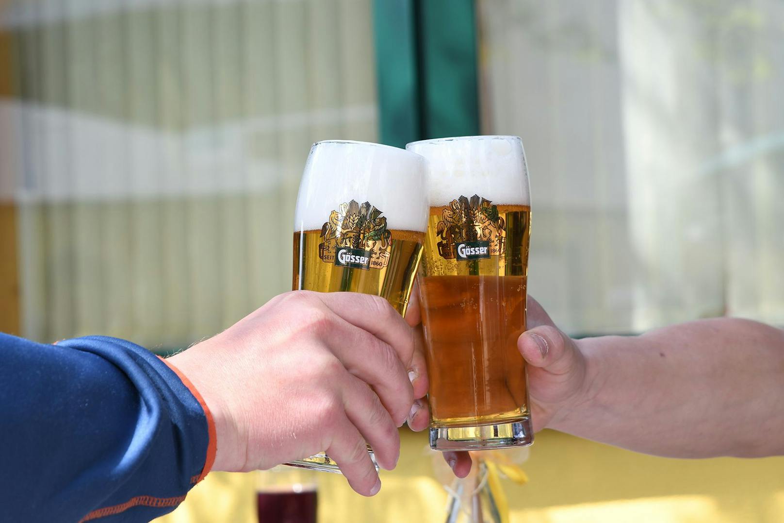 Die beiden Männer wurden angetroffen, als sie im Lokal Bier getrunken haben. Symbolbild. 