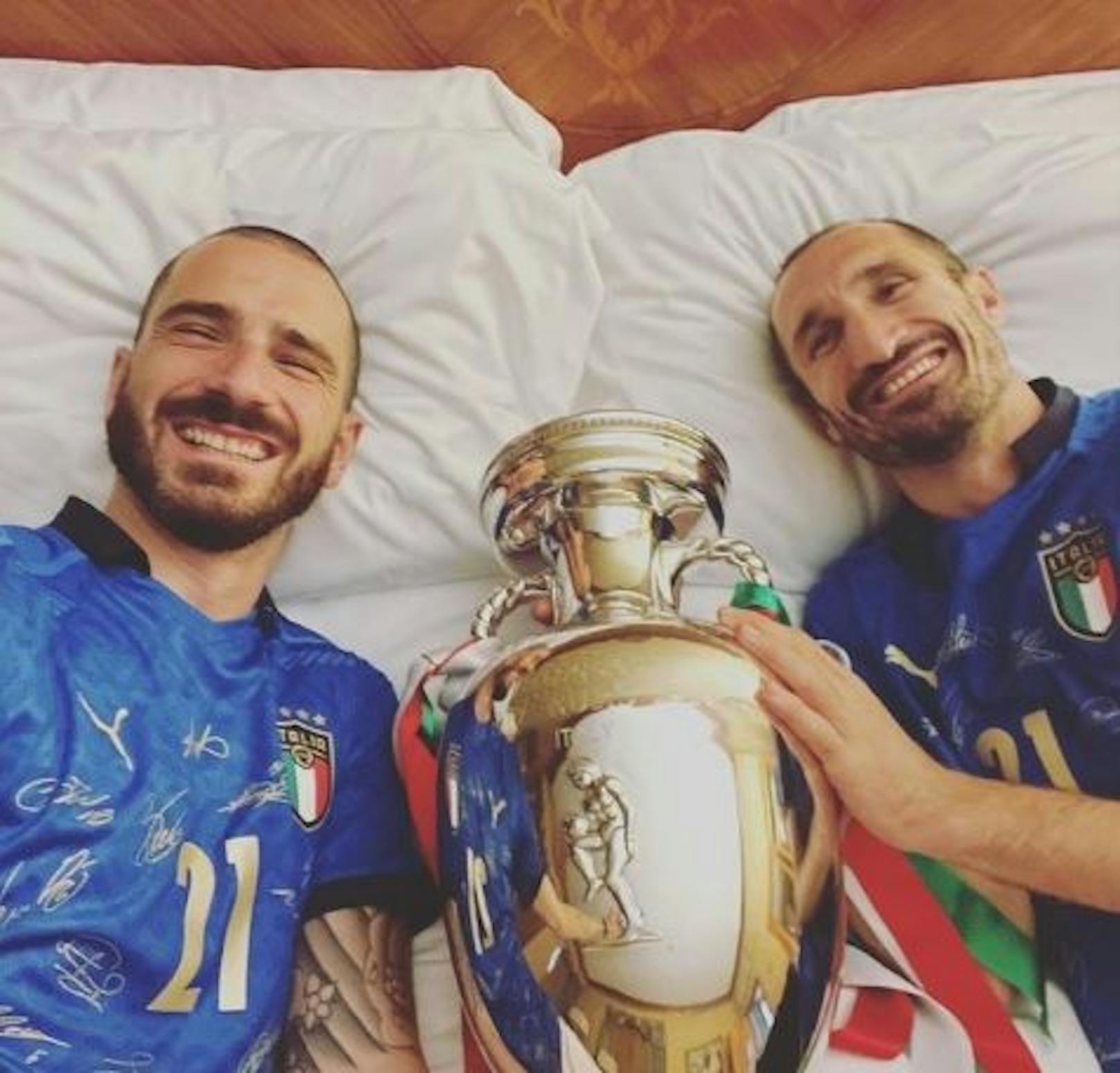 Leonardo Bonucci und Giorgio Chiellini kuschelten mit dem EM-Pokal.