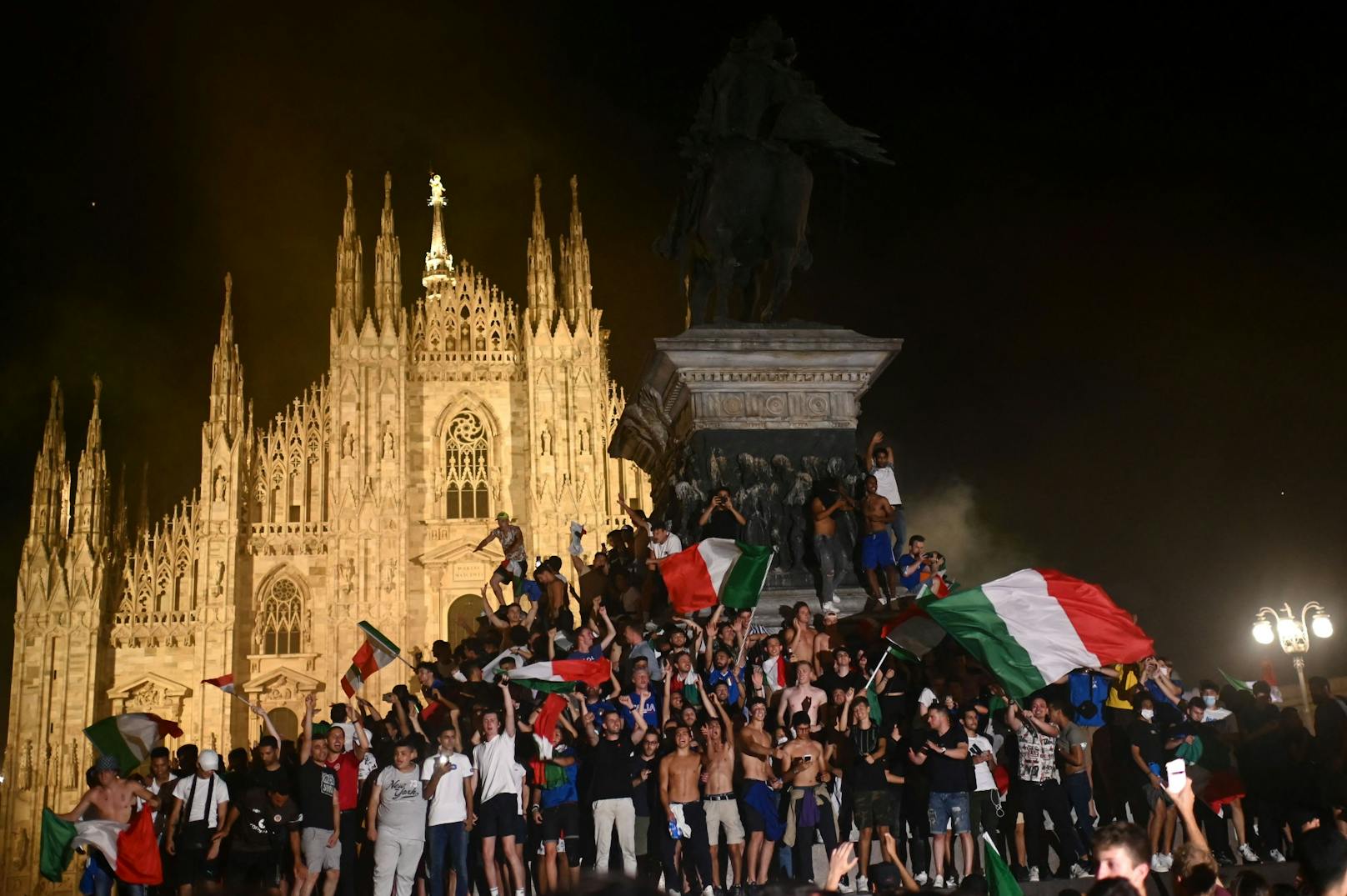Fanmassen feiern den Titel auf der Mailänder Piazza del Duomo.