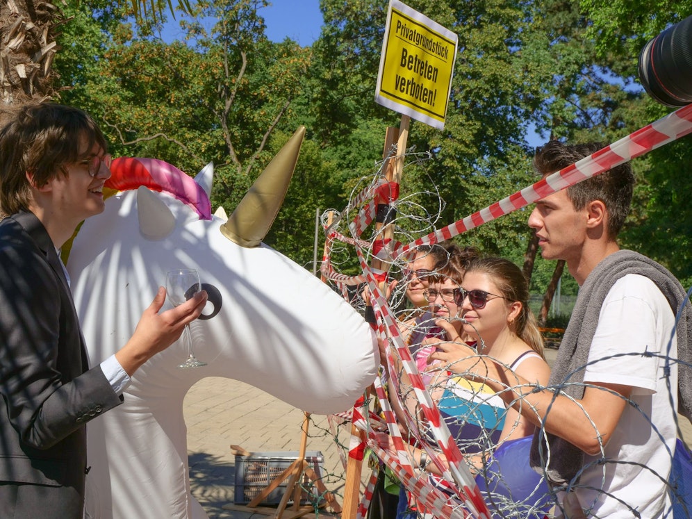 Die Sozialistische Jugend sperrte bei einer Medienaktion den Karlsplatz-Teich, um auf Forderungen für mehr freie Seezugänge in Österreich aufmerksam zu machen.