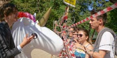 SPÖ-Jugend sperrt Karlsplatz-Teich mit Stacheldraht