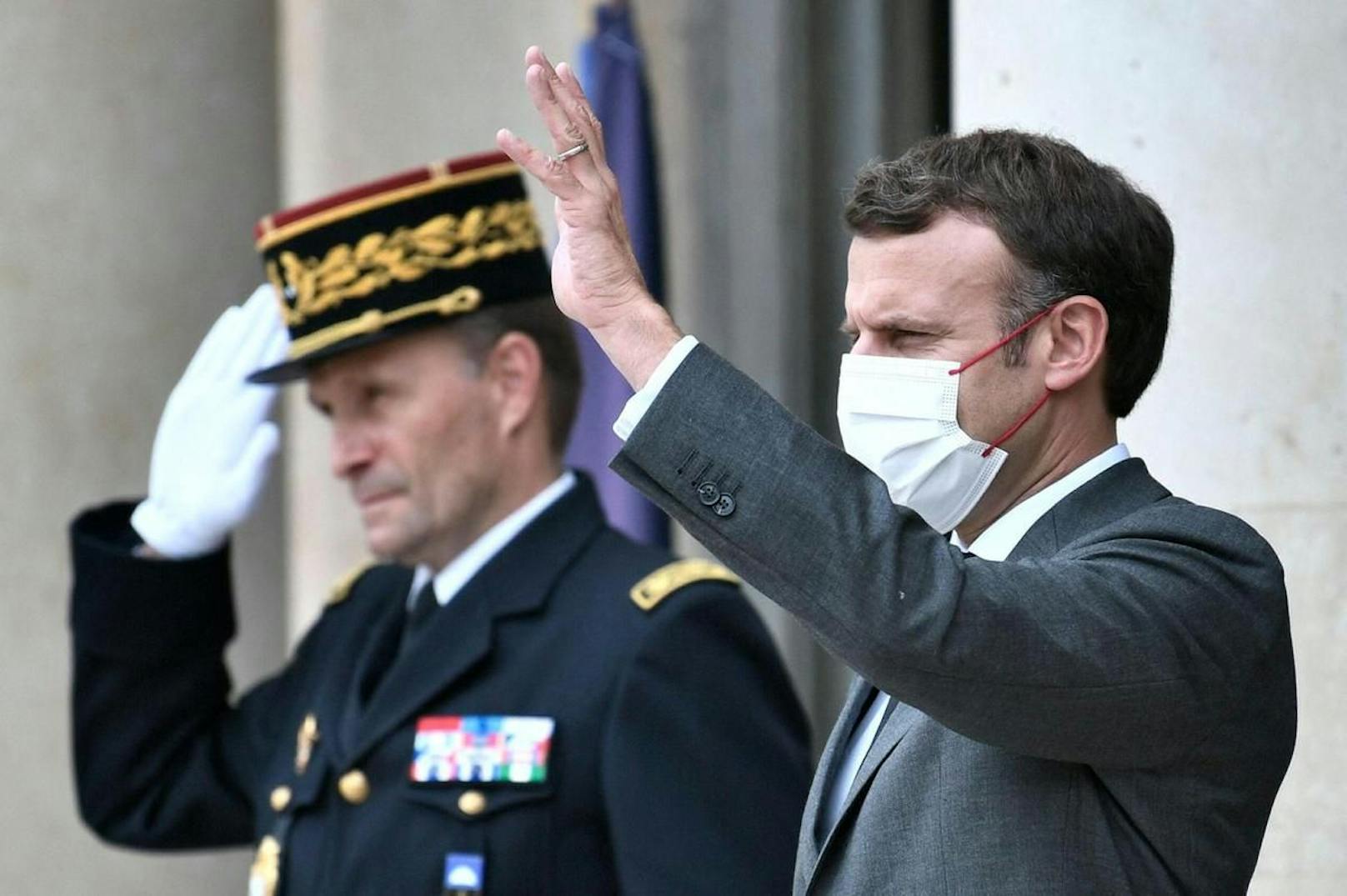 Frankreichs Präsident Emmanuel Macron hat am Sonntag angekündigt, dass bald strengere Corona-Maßnahmen erlassen werden.