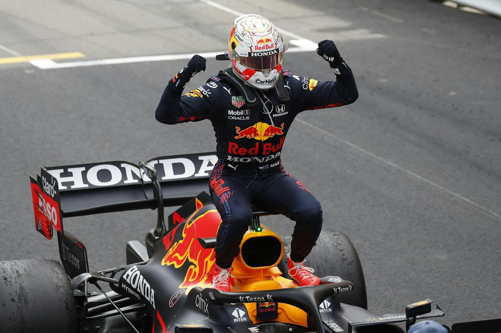 Max Verstappen schlug in Monaco zurück! Der Red-Bull-Star siegte vor Ferrari-Pilot Carlos Sainz und Lando Norris im McLaren. Titelverteidiger Lewis Hamilton? Er wurde nur Siebenter.