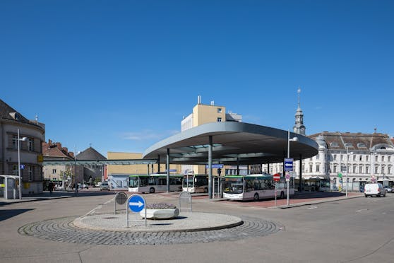 Im Bereich des Liesinger Platzes soll ein 28-Jähriger mit einem Klappmesser bedroht worden sein.