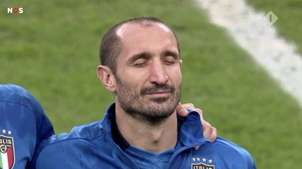 Italien-Kapitän Giorgio Chiellini schmunzelnd bei der Nationalhymne.