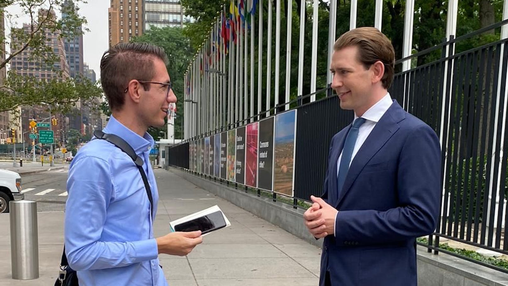 <em>"Heute.at"</em>-Chefredakteur Clemens Oistric im Gespräch mit Bundeskanzler Sebastian Kurz (ÖVP) vor dem UN-Gebäude in New York.