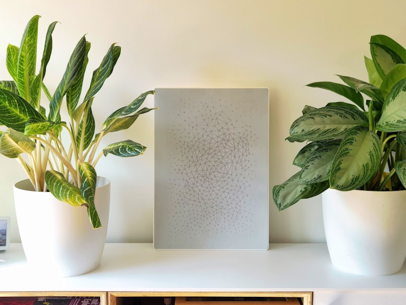 Als drittes Produkt der IKEA-Sonos-Kooperation gibt es ab 15. Juli den Symfonisk Bilderrahmen um 179 Euro zu kaufen. Es handelt sich um einen WLAN-Lautsprecher, der in einem Bilderrahmen Unterschlupf gefunden hat.