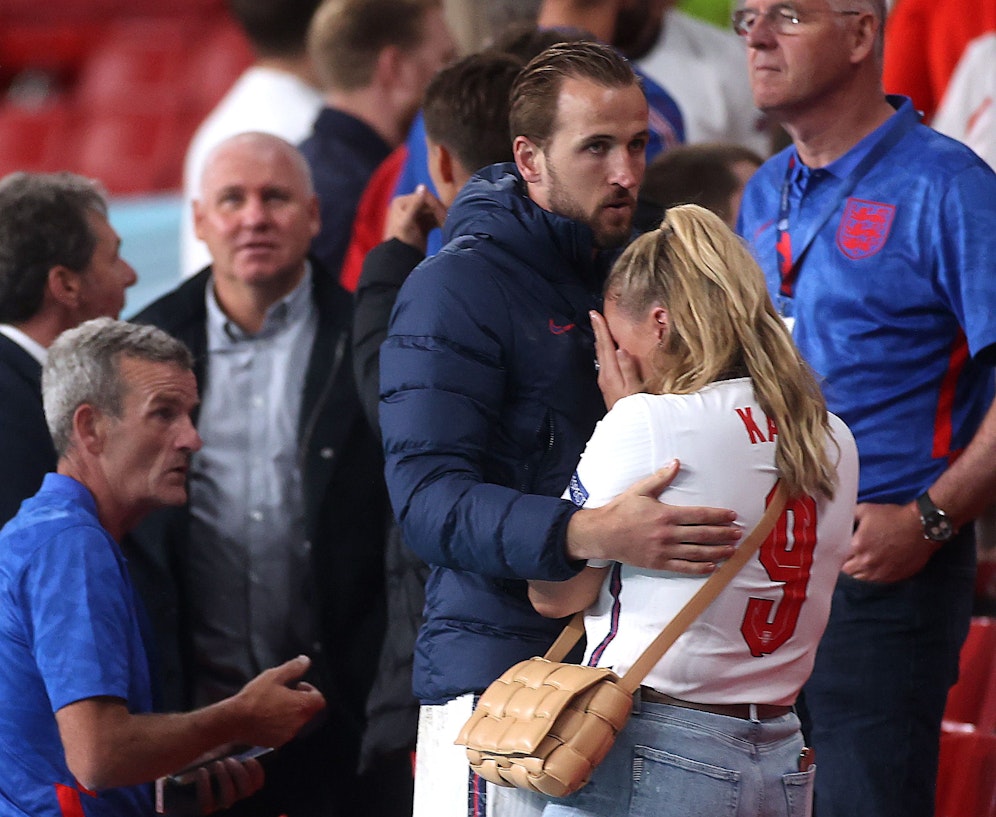 England-Kapitän Harry Kane tröstet seine Ehefrau Kate.