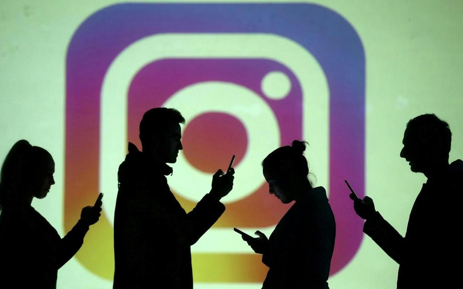 Die zu Facebook gehörende Plattform Instagram wird ebenfalls mit seinen Video-Features experimentieren, erklärte Unternehmenschef Adam Mosseri auf Twitter.