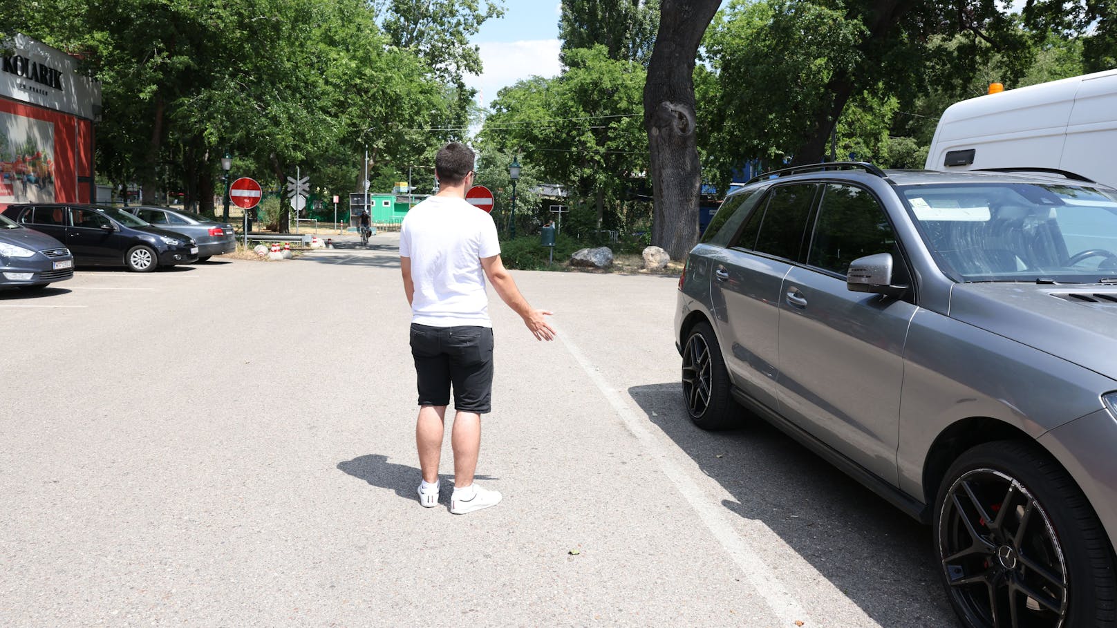 Alexander B. zeigt die Stelle am Parkplatz vor der Luftburg im Wiener Prater, die ihn 200 Euro gekostet hat.&nbsp;