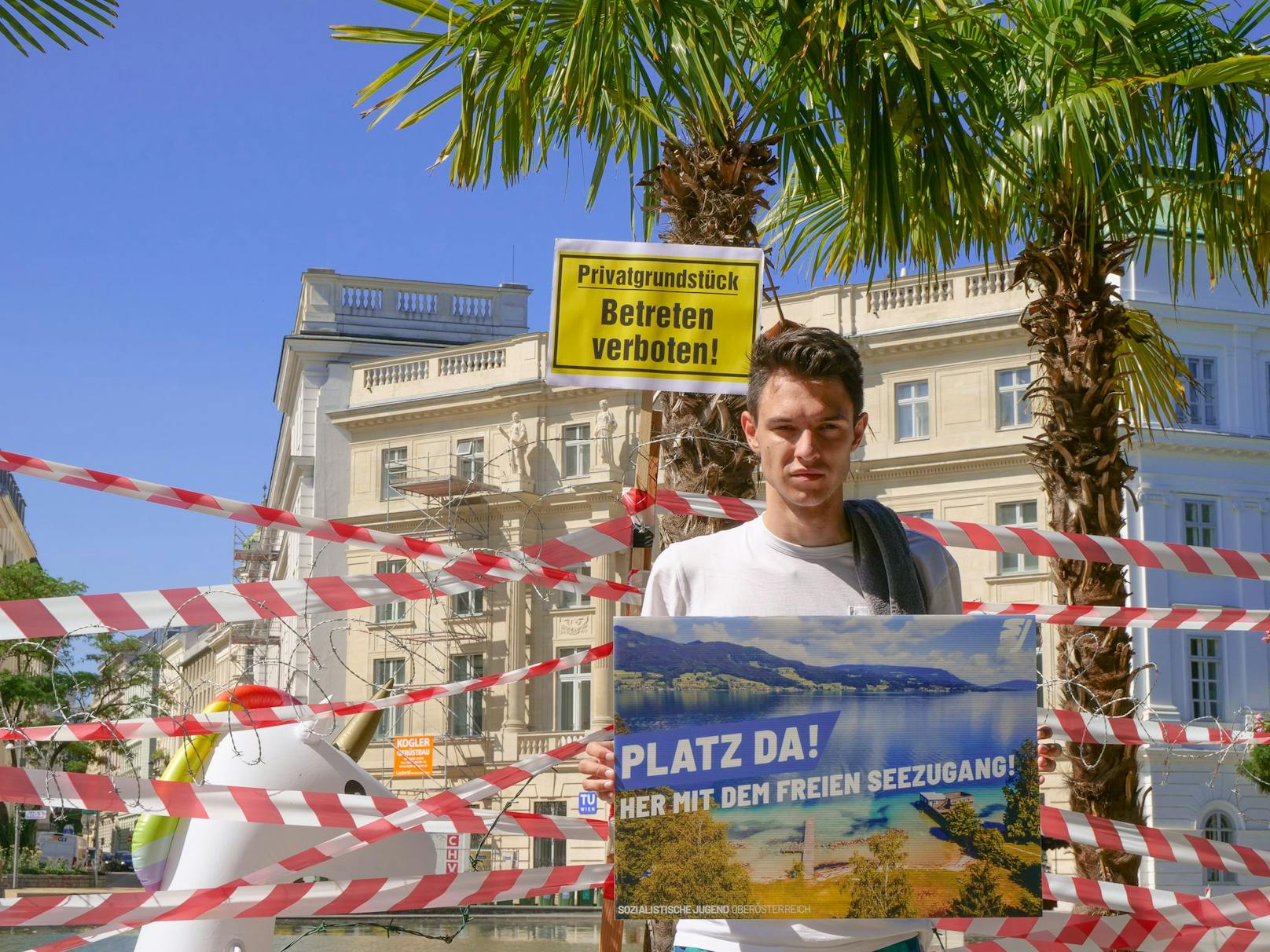 Die Sozialistische Jugend sperrte bei einer Medienaktion den Karlsplatz-Teich, um auf Forderungen für mehr freie Seezugänge in Österreich aufmerksam zu machen.