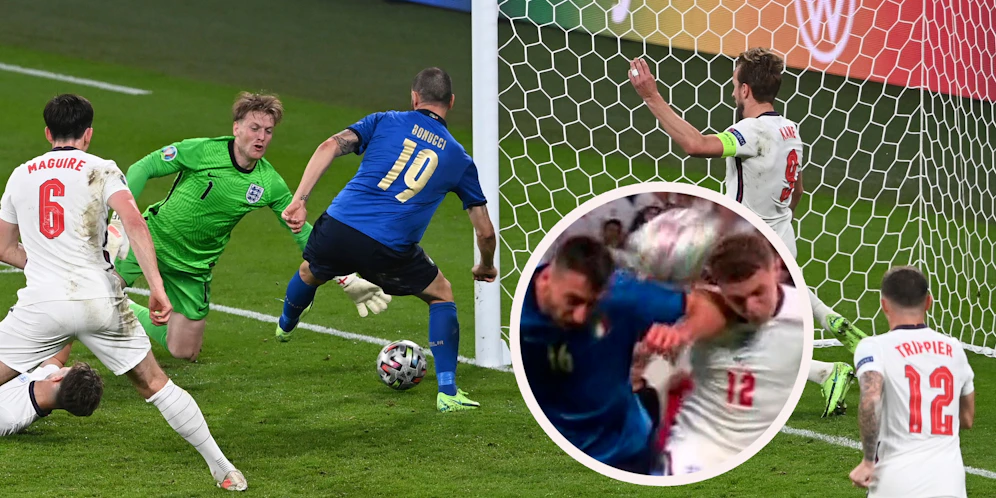 Cristante leitet den Ball mit dem Oberarm weiter. Bonucci drückt ihn über die Linie.