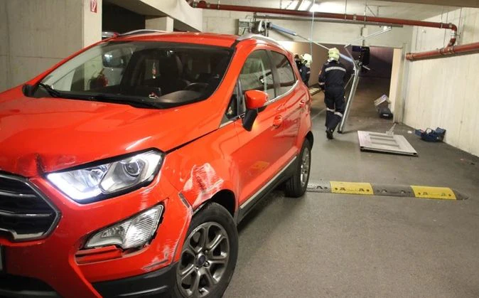 Der Pkw durchbrach das Einfahrtstor der Tiefgarage.