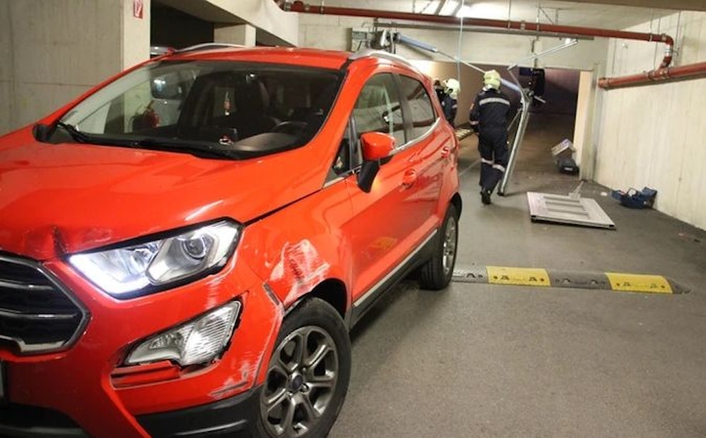 Der Pkw durchbrach das Einfahrtstor der Tiefgarage.