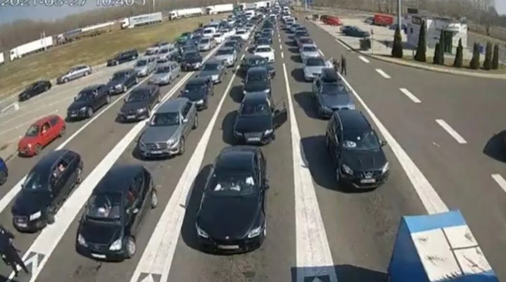 Ein 80-jähriger Deutscher ist am Wochenende gestorben, während er an der ungarisch-serbischen Grenze im Stau stand.