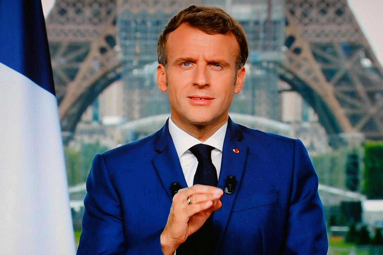 Frankreichs Präsident, wie man ihn kennt: gekleidet in magistralem Marine- oder Nachtblau, der Anzug perfekt geschneidert.
