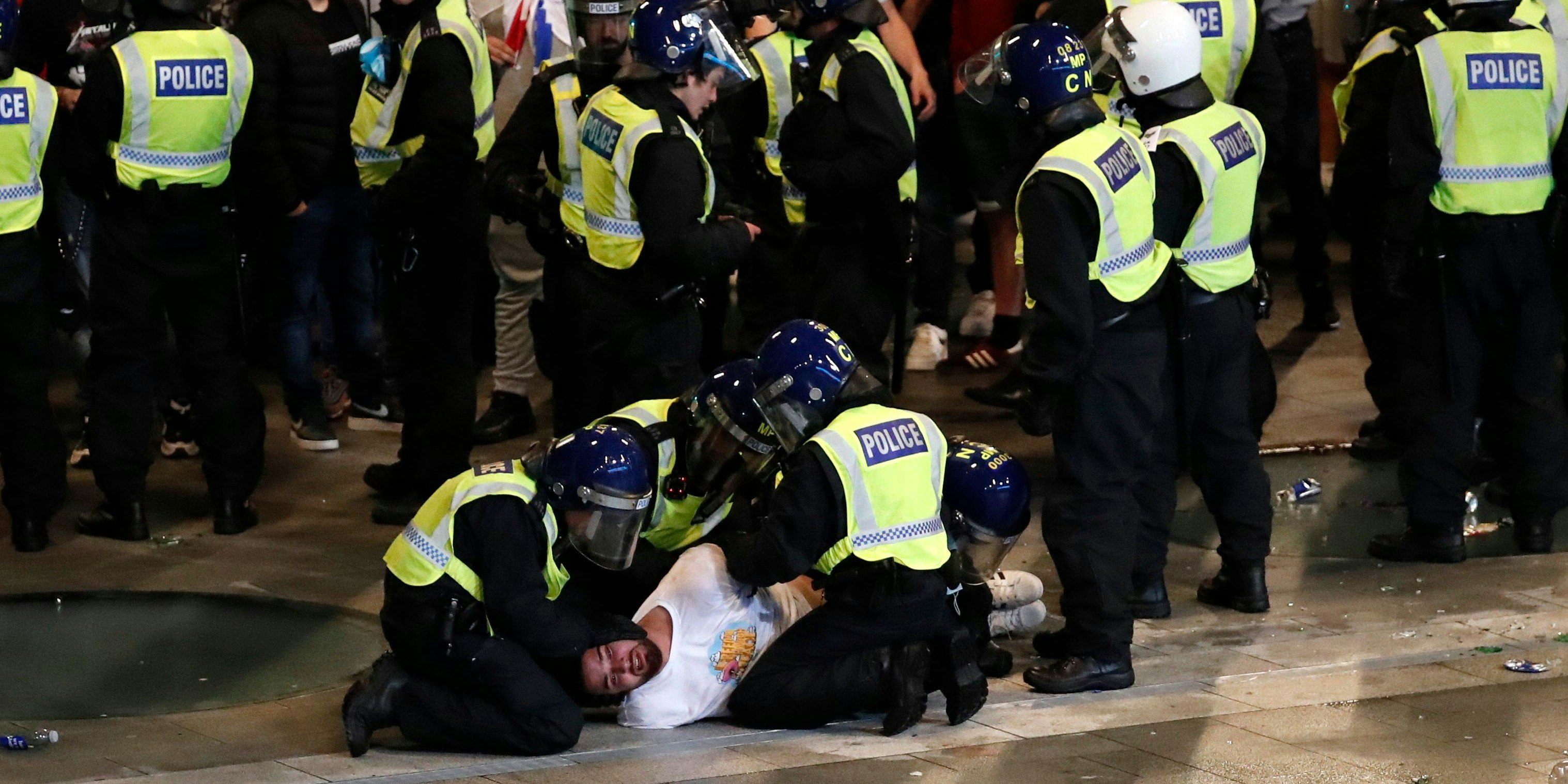 Londons Polizei nimmt einen Fan fest.