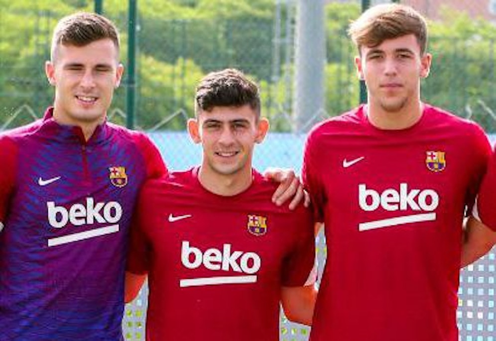 Yusuf Demir (Mitte) beim ersten Barca-Training