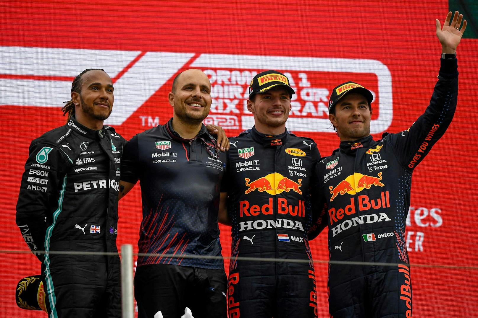 Nach dem verrückten Baku-Rennen lachten die Superstars wieder vom Stockerl. Max Verstappen setzte sich im siebenten Saisonrennen vor Lewis Hamilton und Sergio Perez durch.