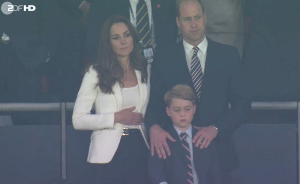 Wegen dieser Pose spekulieren Royal-Fans weltweit: Ist Kate etwa schwanger?&nbsp;