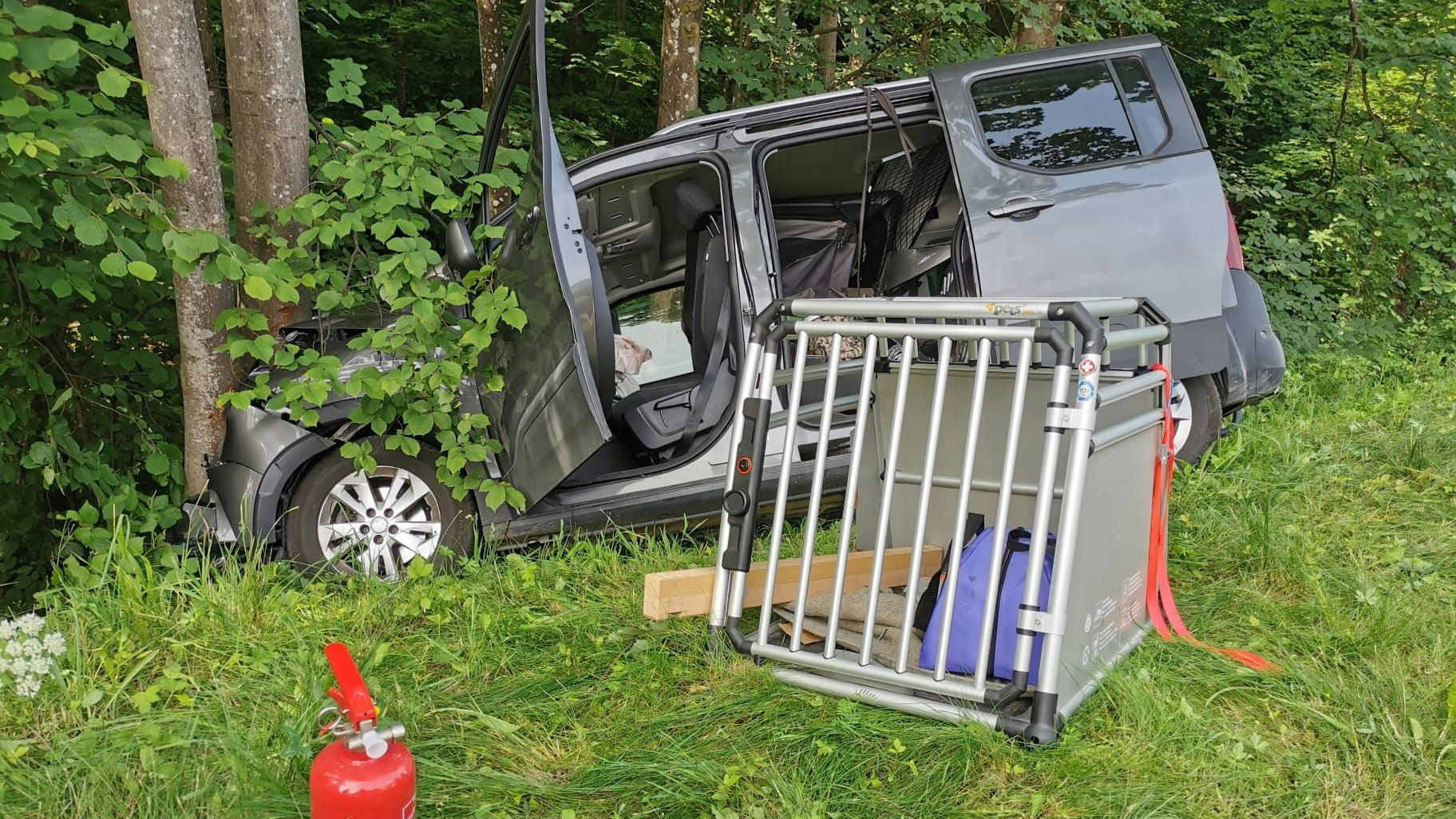 Bilder der Unfallstelle: Pkw-Crash mit Eigenverletzung am 13. Juli 2021 in Kirchbichl (T). 