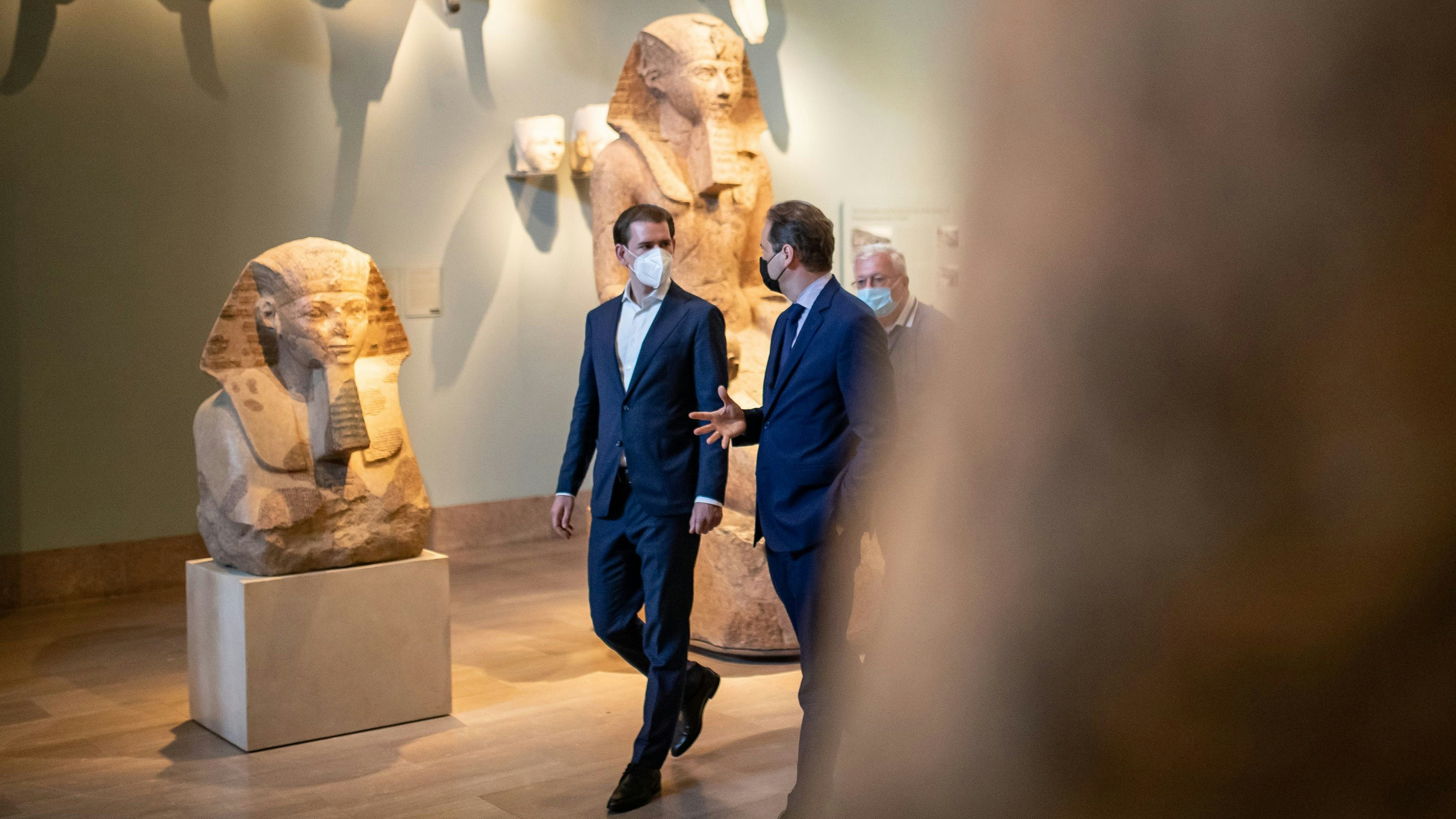 Sebastian Kurz (hier mit Direktor Max Hollein) sprach am Rande eins MET-Besuchs über die nächsten Monate.